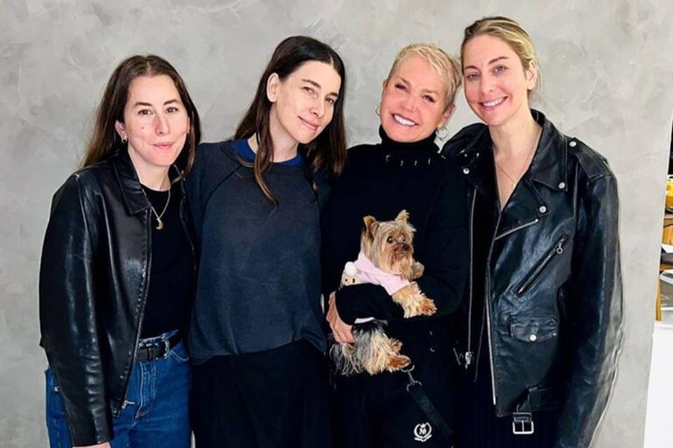 xuxa-se-encontra-com-banda-haim,-que-cantou-ilarie-em-show