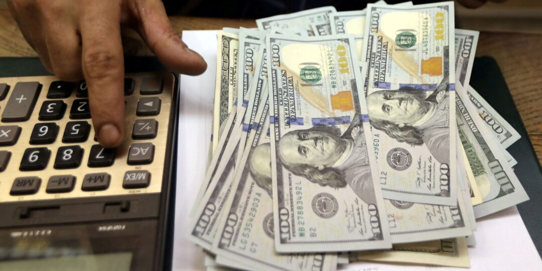 dolar-volta-a-r$-5-com-divulgacao-do-pib-e-acordo-nos-estados-unidos