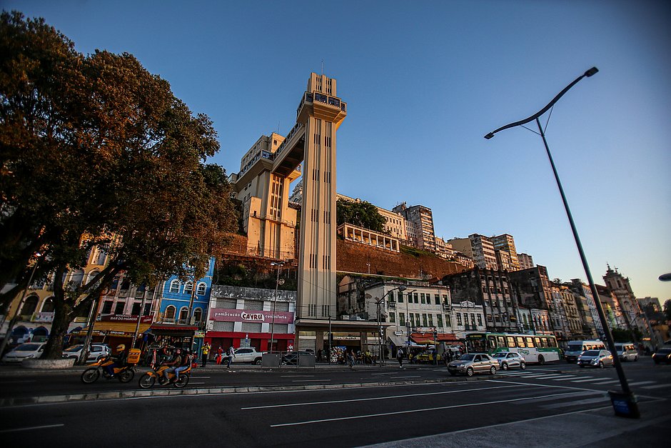 mulher-e-assaltada-e-tem-celular-roubado-dentro-de-cabine-do-elevador-lacerda