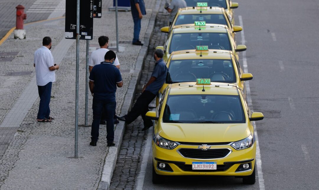 cgu-ve-‘pagamento-indevido’-de-quase-r$-2-bi-em-auxilios-taxista-e-caminhoneiro