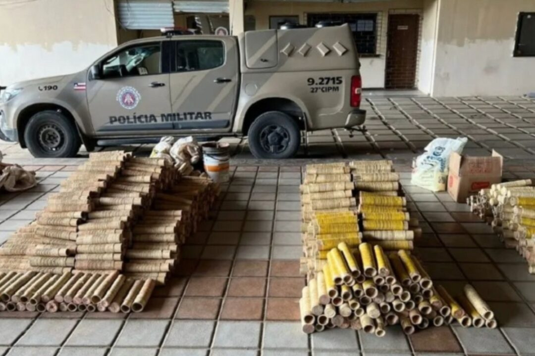 pm-apreende-1,2-mil-espadas-e-200-kg-de-polvora-em-cruz-das-almas