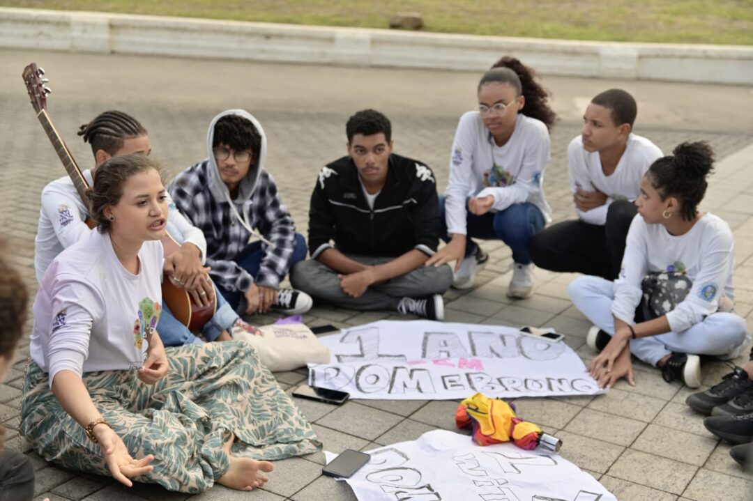 ato-pela-memoria-de-dom-phillips-e-bruno-pereira-reune-estudantes-no-farol-da-barra