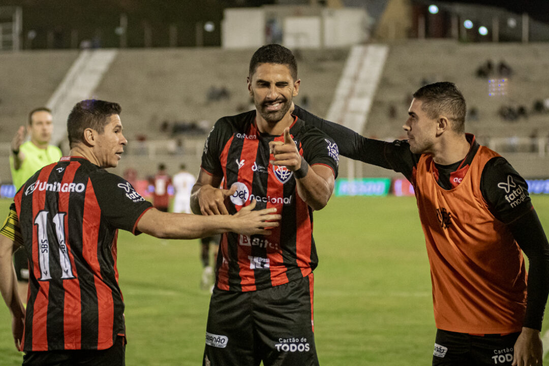 ‘passamos-sufoco-no-final,-mas-ganhamos’,-festeja-artilheiro-do-vitoria