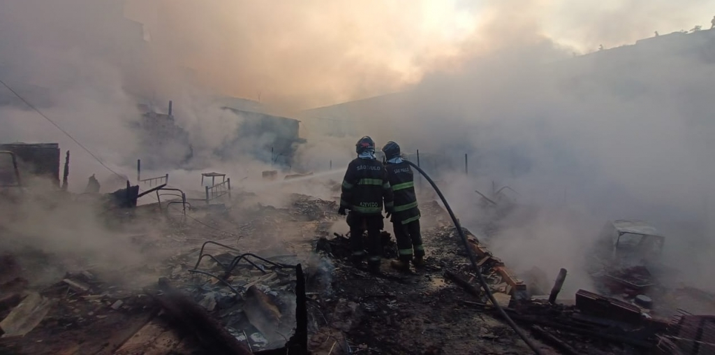 incendio-atinge-comunidade-de-osasco-e-destroi-cerca-de-30-moradias 