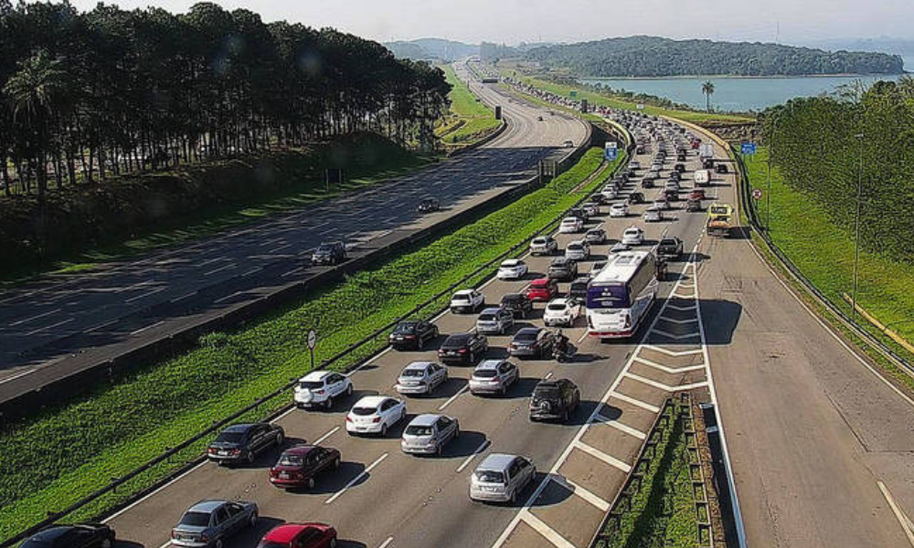 sao-paulo-registra-cerca-de-1.000-km-de-lentidao-na-vespera-do-feriado-prolongado