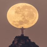 fotografia-do-cristo-redentor-‘abracando’-a-lua-viraliza:-‘cheguei-uns-20-minutos-antes-e-esperei-se-alinhar’