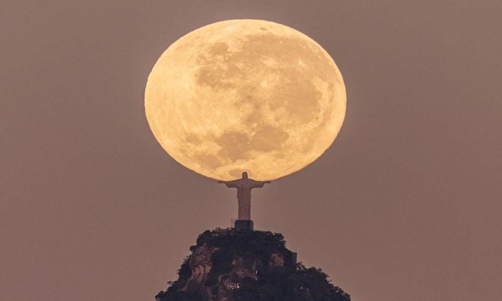 fotografia-do-cristo-redentor-‘abracando’-a-lua-viraliza:-‘cheguei-uns-20-minutos-antes-e-esperei-se-alinhar’