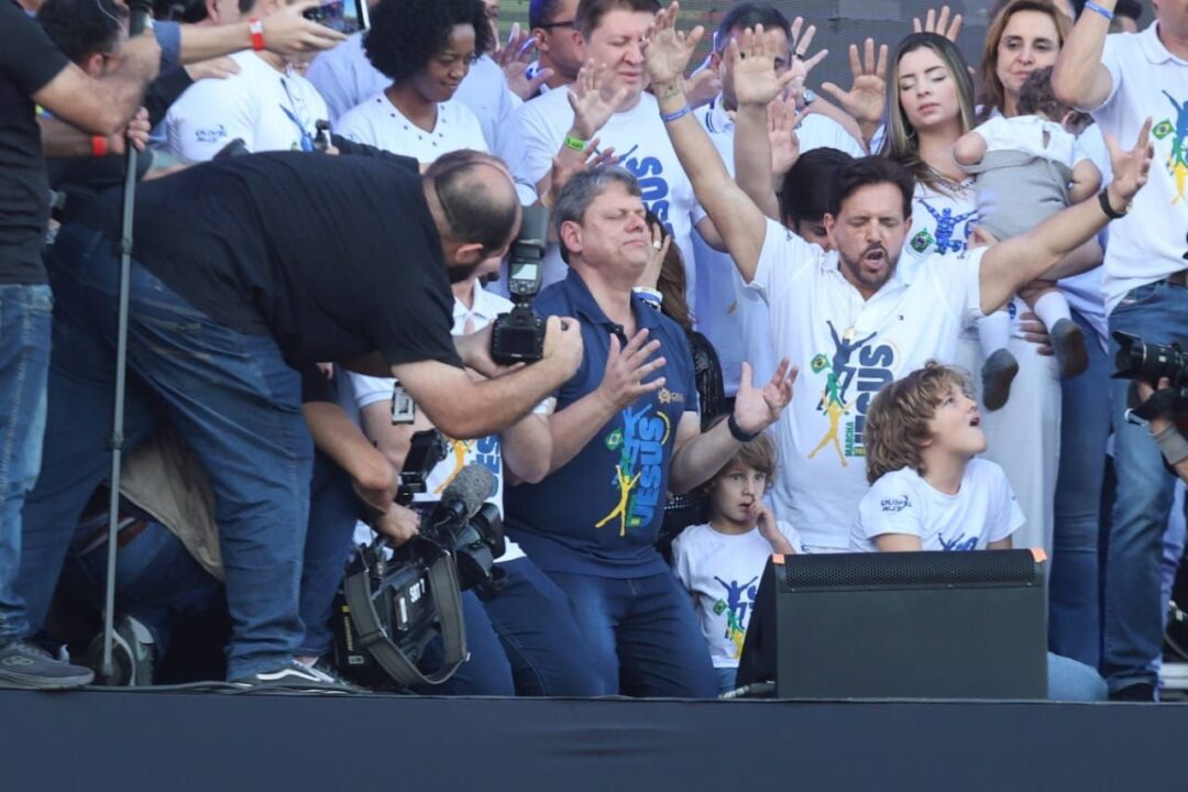 ovacionado-na-marcha,-tarcisio-ajoelha,-ora-e-pede-bencaos-a-sao-paulo