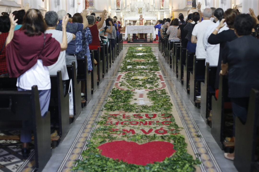 corpus-christi:-fieis-baianos-mantem-tradicao-dos-tapetes-feitos-a-mao