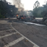 motorista-morre-apos-caminhao-tombar-e-explodir-em-serra-no-rio-de-janeiro