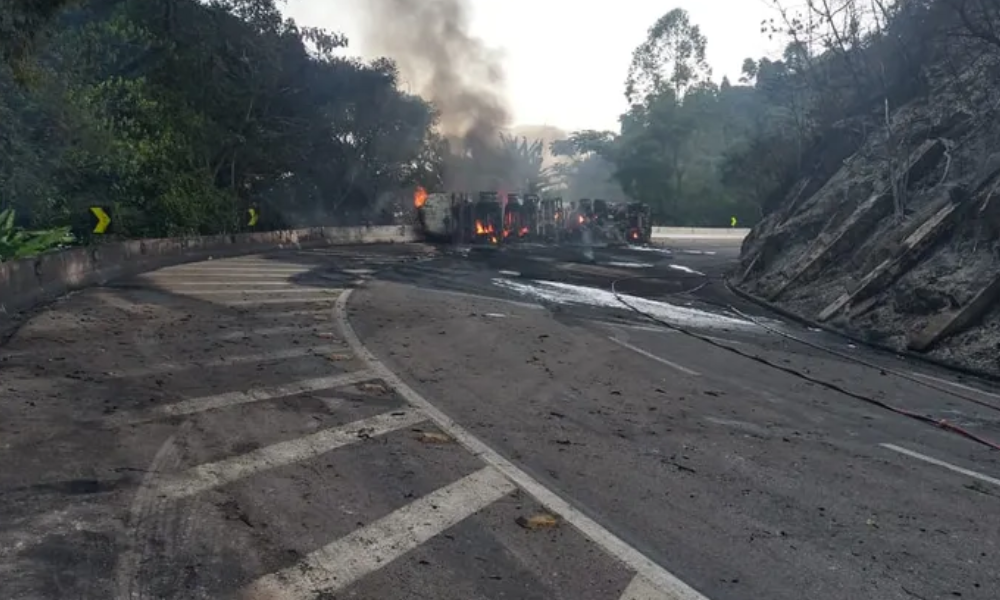 motorista-morre-apos-caminhao-tombar-e-explodir-em-serra-no-rio-de-janeiro