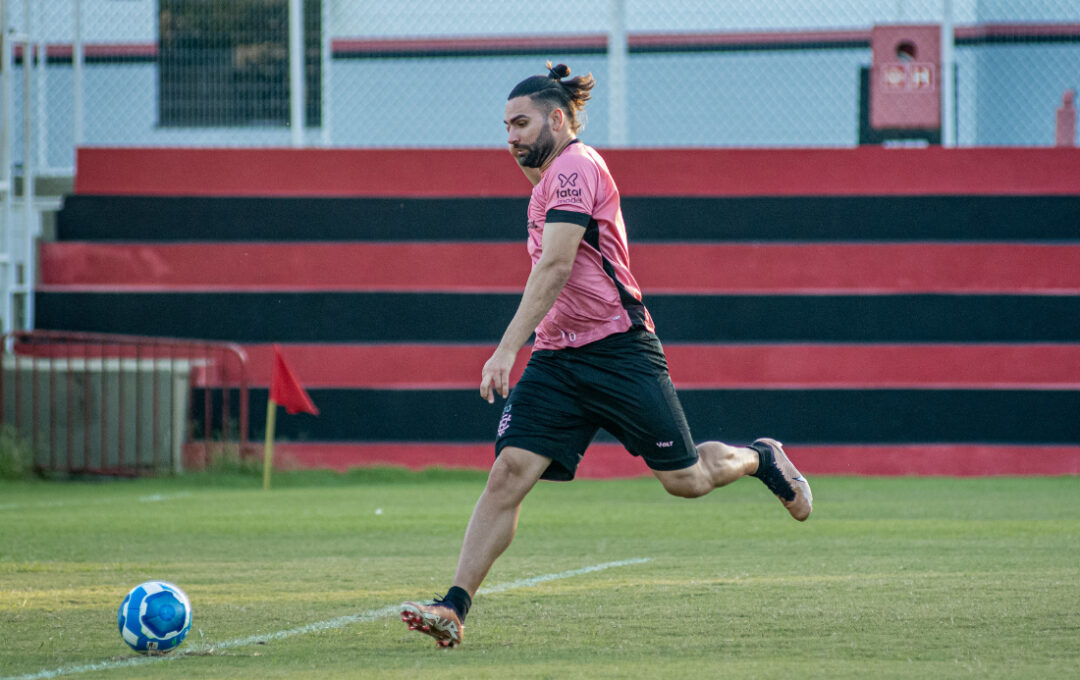 com-cancer-de-pele,-atacante-leo-gamalho-passa-por-cirurgia