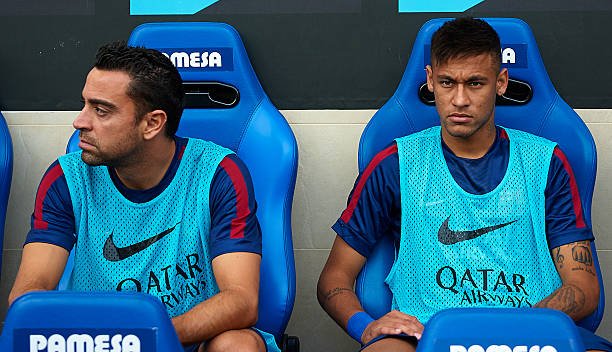 video:-em-2015,-xavi-deu-tapa-na-cara-de-neymar;-agora-“bateu”-de-novo