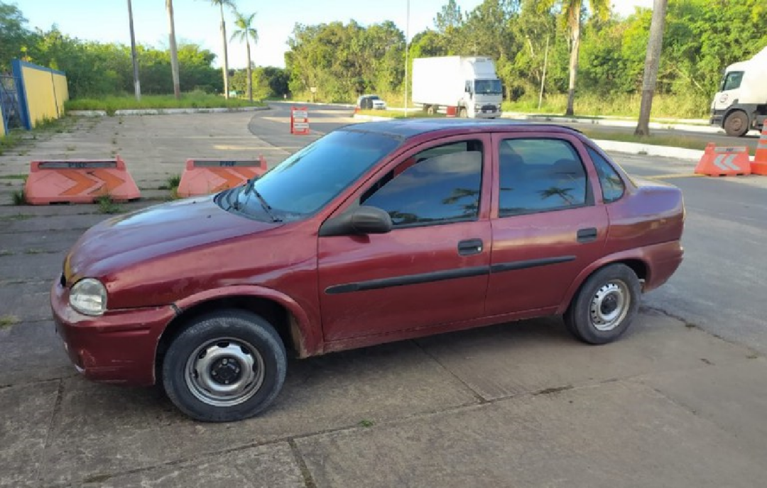 adolescente-e-flagrado-dirigindo-carro-roubado-em-teixeira-de-freitas