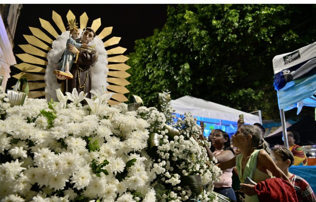 procissao-para-santo-antonio-reune-multidao-no-centro-historico-de-salvador