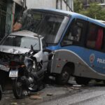 onibus-da-policia-militar-bate-em-duas-casas,-dois-carros-e-uma-moto-em-salvador