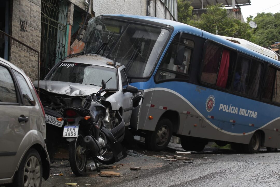 onibus-da-policia-militar-bate-em-duas-casas,-dois-carros-e-uma-moto-em-salvador