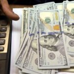 dolar-cai-para-r$-4,80-apos-fed-e-decisao-de-agencia-de-risco